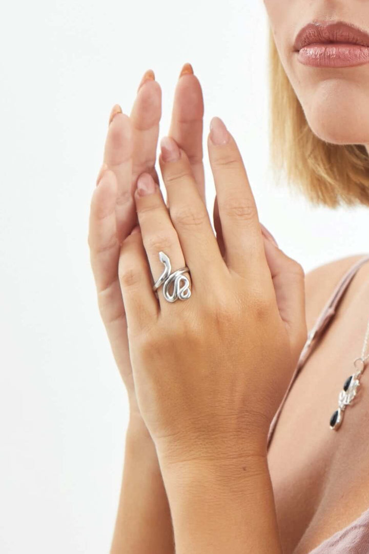 anillo serpiente acero ajustable plateado