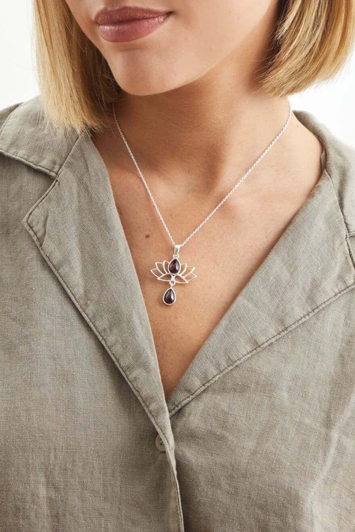collar flor de loto granate mineral plata